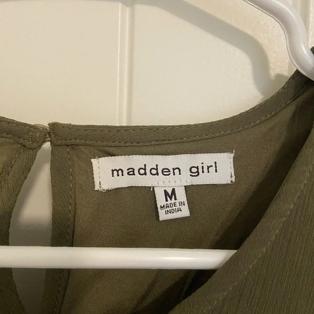 NWT | Madden Girl women’s sheer sleeve ruffle blouse scrunchie‎ set — medium
